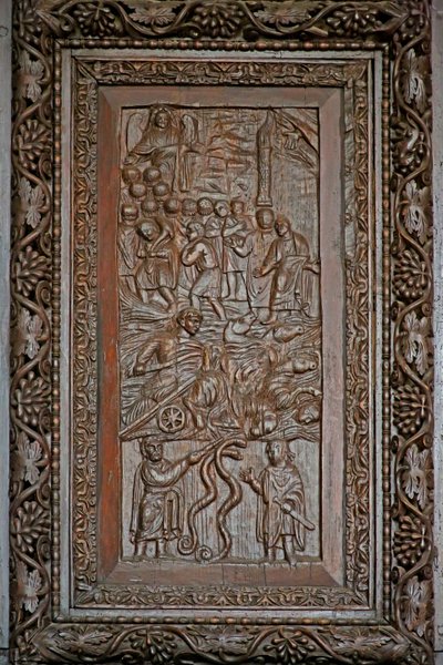 Panel de la puerta del siglo V: el Éxodo: los soldados del Faraón se ahogan en el Mar Rojo: la serpiente de Aarón de Unknown